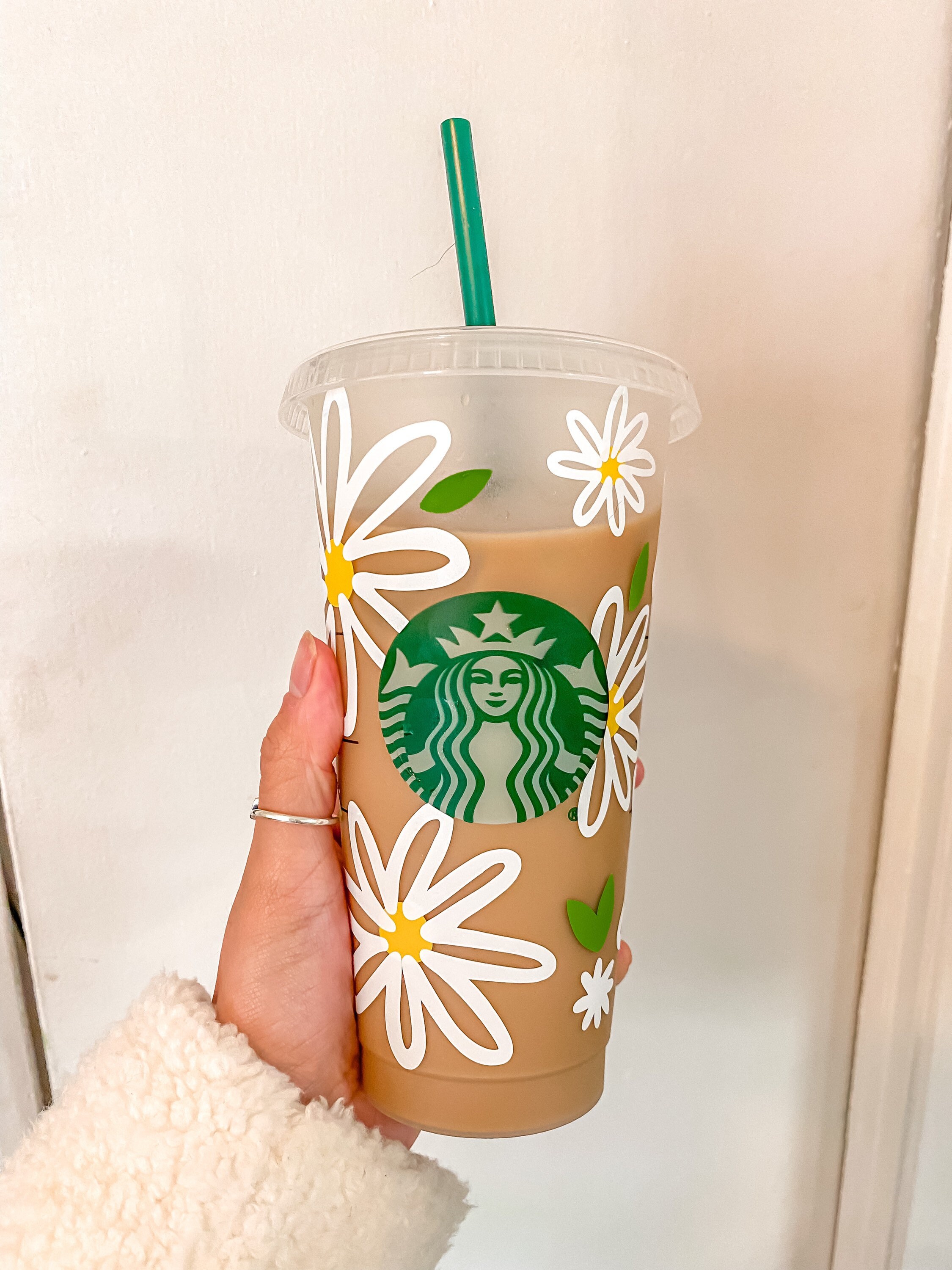 I finally found the cute Starbucks cups 💖🤭I love the flower on