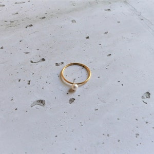 Mini anel de pérolas de água doce com faixa cheia de ouro 14k