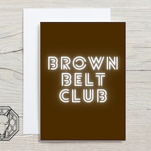 Bruin staat je goed - wenskaart met riemindeling, jiu jitsu/vechtsporten gefeliciteerd, A6-kaart met zijdecoating en envelop