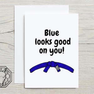Blauw staat je goed - Blue Belt Grading-wenskaart | Jiu-jitsu/vechtsporten | Gefeliciteerd kaart | A6-kaart en envelop met zijdecoating