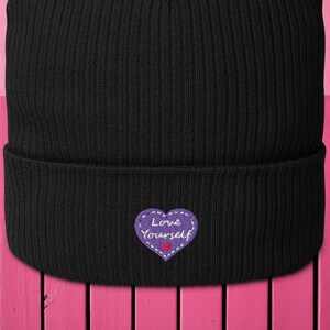 hou van jezelf geborduurde organische geribde muts