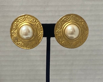 Antique Faux Pearl Clip On Earrings: Gold Tone, 1.5" Round