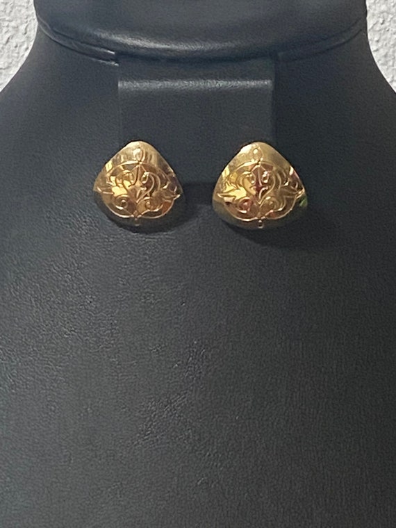 Estate Gold Tone Etched Triangular Earrings - image 5