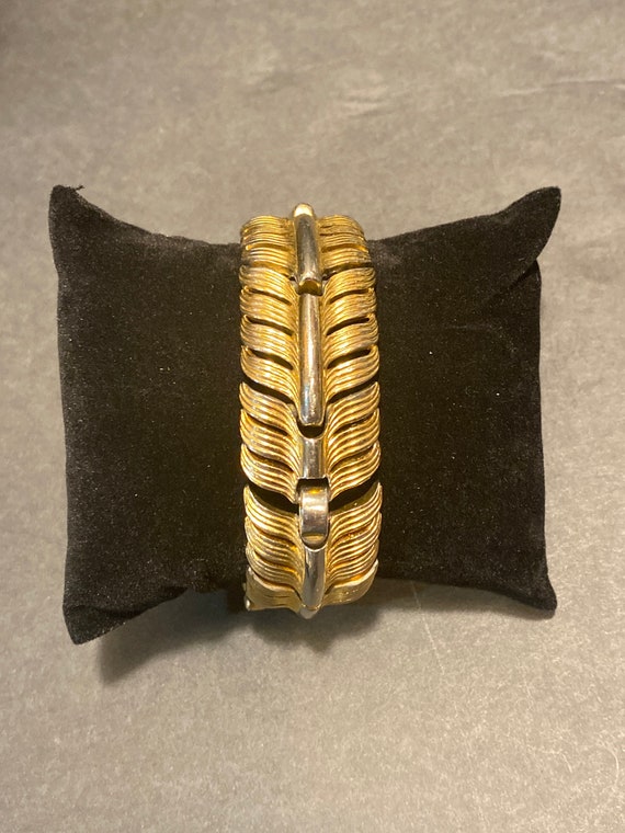 Vintage Trifari Gold Tone Bracelet, Feather Link,… - image 3
