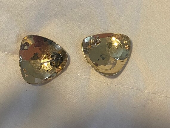 Estate Gold Tone Etched Triangular Earrings - image 9