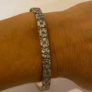 Vintage Sterling Silver Floral Bangle Bracelet (8" diameter)