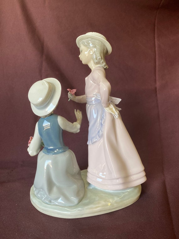 ナオ・ポーセリン、リヤドロ作「花を摘む二人の娘たち」B-20、1979年