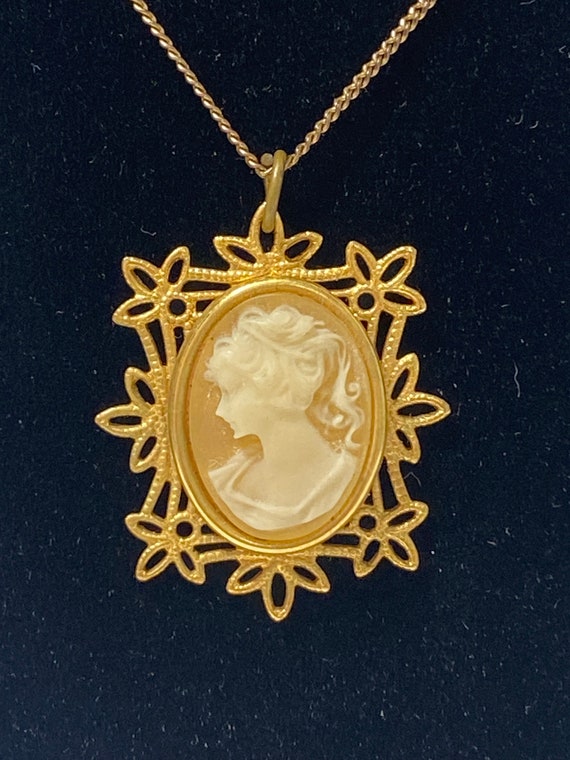 Elegant Estate Vintage Gold Cameo Shell Pendant, … - image 1