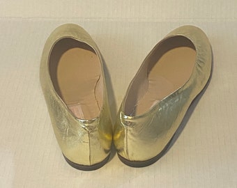 Lovely Estate Like New with Box Valentina by Andrea Carrano Gold Ballet or Ballerina Flat Shoes, size 10, Made in Italy