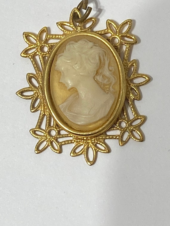 Elegant Estate Vintage Gold Cameo Shell Pendant, … - image 5