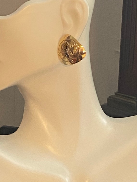 Estate Gold Tone Etched Triangular Earrings - image 8