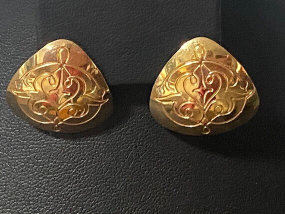 Estate Gold Tone Etched Triangular Earrings - image 7