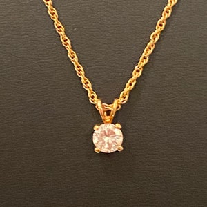 Diamond-Like Gorgeous Estate Gold Tone Pendant Necklace, 18&quot; long Chain, Beautiful Dazzling Stone in Center, approx. 6mm in diameter, FREE