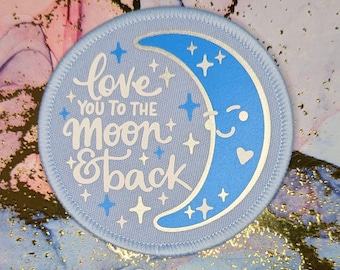 Peut inclure: Un patch rond bleu clair avec une lune croissante blanche et des étoiles. Le texte "love you to the moon & back" est écrit en lettres blanches en cursive.