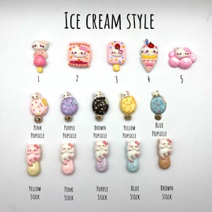 Peut inclure: Plusieurs breloques miniatures sur le thème des glaces. L'image présente des sucettes glacées et des cornets de crème glacée, avec le texte "ICE CREAM STYLE". Les breloques sont de couleurs rose, violet, jaune, marron et bleu.