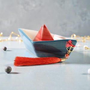 Bateau origami en céramique émaillée : décoration d'intérieur décorative avec ancre en laiton