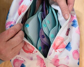 Woreczki GIANT Pad Pouches – mieszczą ponad 40 podpasek. Wodoodporne, idealne w podróży i do przechowywania podpasek menstruacyjnych pomiędzy miesiączkami lub w ich trakcie. Podpaski nie są dołączone.