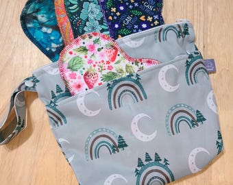 Małe torebki menstruacyjne z dwiema kieszeniami o wymiarach 8"x9" do przechowywania podpasek (podpaski nie są dołączone)