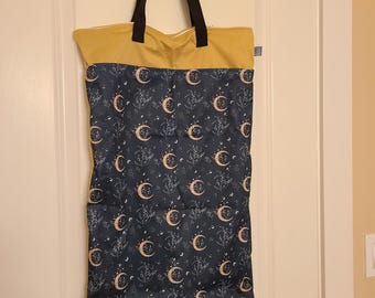 Duże (15"x27") torebki menstruacyjne z dwiema kieszeniami do przechowywania podpasek (podpaski nie są dołączone)