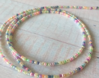 Perline africane colorate per la vita: catenella da annodare sulla pancia per monitorare il peso
