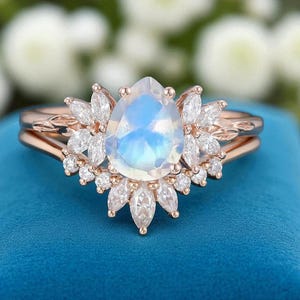 Vintage Pear Cut Moonstone Engagement Ring Set – 14k Rose Gold Leaf Bridal Set, Moissanite Wedding Band, Curved Anniversary Promise Ring
