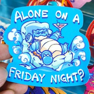 Peut inclure: Autocollant bleu avec un personnage de tortue de dessin animé tenant un cocktail. Le texte "ALONE ON A FRIDAY NIGHT?" est en blanc. La tortue est dans l'eau bleue avec des vagues. Design amusant et original.