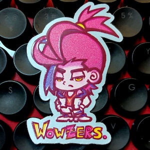 Puede incluir: Una pegatina con un personaje de dibujos animados con pelo rosa y ojos amarillos. El personaje lleva un atuendo rojo y morado. La pegatina tiene la palabra "Wowzers" en texto amarillo y rosa.