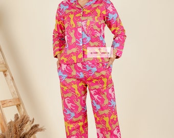 Bunte Tiger Pink PJ Set: Handgefertigtes Baumwoll-Pyjama-Set für stilvollen Komfort. Gemütliche Nächte erwarten Sie mit lebhaften Tigern in weicher, atmungsaktiver Baumwolle