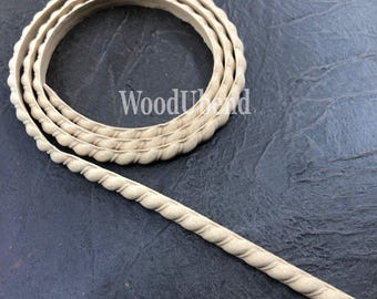 Puede incluir: Ribete decorativo beige con diseño de cuerda trenzada y borde festoneado. El ribete está enrollado y parcialmente desenrollado, mostrando su textura y detalle. El texto "WoodUbend" es visible.