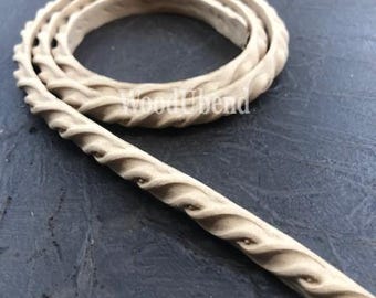 Puede incluir: Primer plano de una moldura de madera con un diseño de cuerda. La moldura es de color marrón claro y tiene una textura sutil. El texto "WoodUbend" es visible en la imagen.