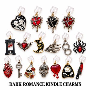 Puede incluir: Una colección de diecisiete dijes de metal para lectores electrónicos, con diseños como calaveras, corazones, una guillotina, una araña, una llave y un cuchillo. Cada dije tiene un clip de plástico transparente y tonos rojos, negros y plateados. Texto: DARK ROMANCE KINDLE CHARMS.
