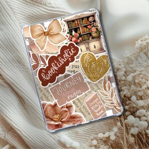 Puede incluir: Funda transparente para tableta con un diseño de collage que presenta un lazo, una estantería, un corazón dorado con purpurina y los textos "bookaholic" y "JOURNEY through pages". La funda tiene un fondo floral y de papel vintage.