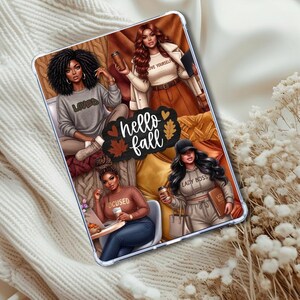 Puede incluir: Una funda transparente para tableta con una colorida ilustración de cuatro mujeres, hojas de otoño y el texto "hello fall". Las mujeres están representadas con diferentes atuendos, sosteniendo tazas de café, y las palabras "LOVED", "FOCUSED" y "LADY BOSS" son visibles.