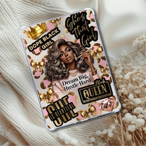 Puede incluir: Una funda transparente para tableta con un gráfico de una mujer negra con cabello castaño rizado, joyas doradas y el texto "She's That Girl". La funda también tiene lazos dorados, una corona y las palabras "Dope Black Girl".