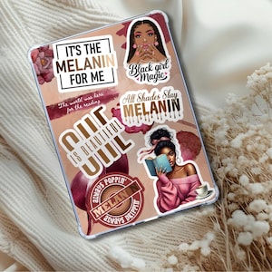 Puede incluir: Funda transparente para tableta con una variedad de pegatinas. Las pegatinas presentan ilustraciones de mujeres negras y texto que dice "It's the Melanin for Me", "Black Girl Magic" y "All Shades Slay Melanin". La funda tiene un fondo beige.