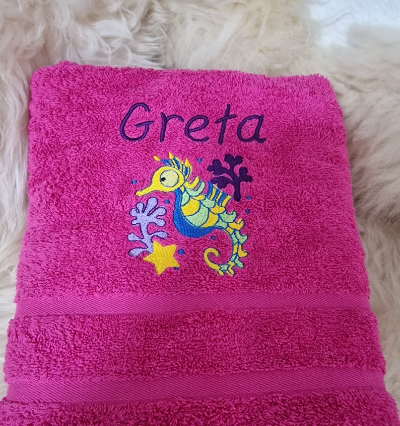 Handtuch Seepferdchen pink gelb blau grün mit Namen bestickt Bild 1