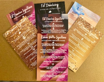 Puede incluir: Un conjunto de tarjetas informativas con el texto "Fat Dissolve Injections" y "Aftercare Instructions". Las tarjetas presentan una variedad de colores, incluyendo dorado, rosa y negro, con texto detallado sobre el cuidado posterior.