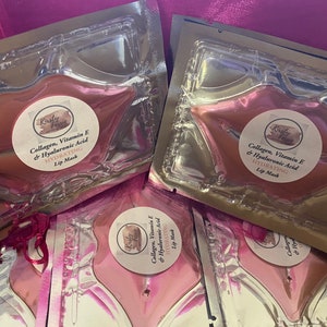 Può includere: Primo piano di diverse maschere per labbra confezionate in buste individuali argentate. Ogni busta presenta una maschera a forma di labbra rosa con il testo "Collagen, Vitamin E & Hyaluronic Acid HYDRATING Lip Mask" e il logo "Kasly Face".