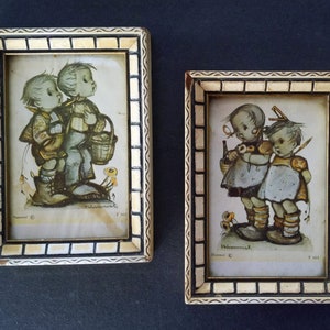 ヴィンテージ フレーム入り Hummel 絵画、2 枚セット。オリジナルの木製 Hummel フレーム入り。男の子と女の子の肖像画。ヴィンテージ コレクターズ アイテム。| ウォール アート/装飾