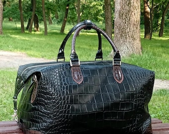 Schwarze Reisetasche aus Krokodilleder, luxuriöse Weekender-Tasche mit Alligatorprägung, exklusive Herren-Reisetasche aus exotischem Leder, hochwertige Handgepäck-Reisetasche für Übernachtungen