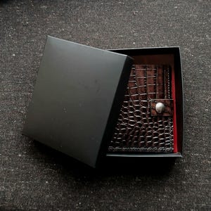 ACQUISTA 1 E RICEVI 2 GRATIS - Portafoglio da uomo in pelle con stampa coccodrillo, chiusura italiana, regalo per lui