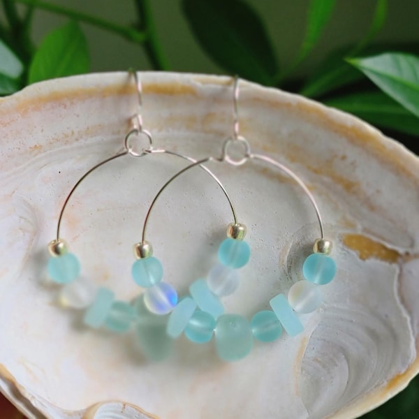 Pendientes de aro playeros, estilo bohemio costero, joyería playera, regalos para vacaciones de verano, pendientes inspirados en el océano color verde mar.
