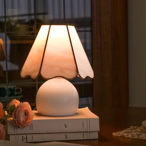 Piccola lampada da tavolo in vetro colorato a forma di fungo perlato immagine 6