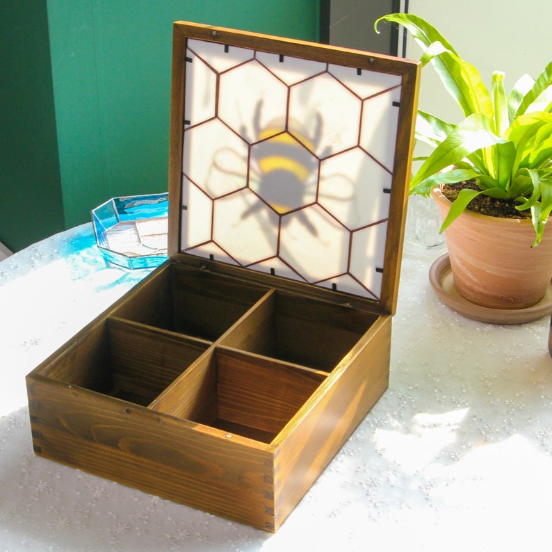 Bumble Bee houten opbergdoos met gebrandschilderd glas Aanpassen en personaliseren afbeelding 2