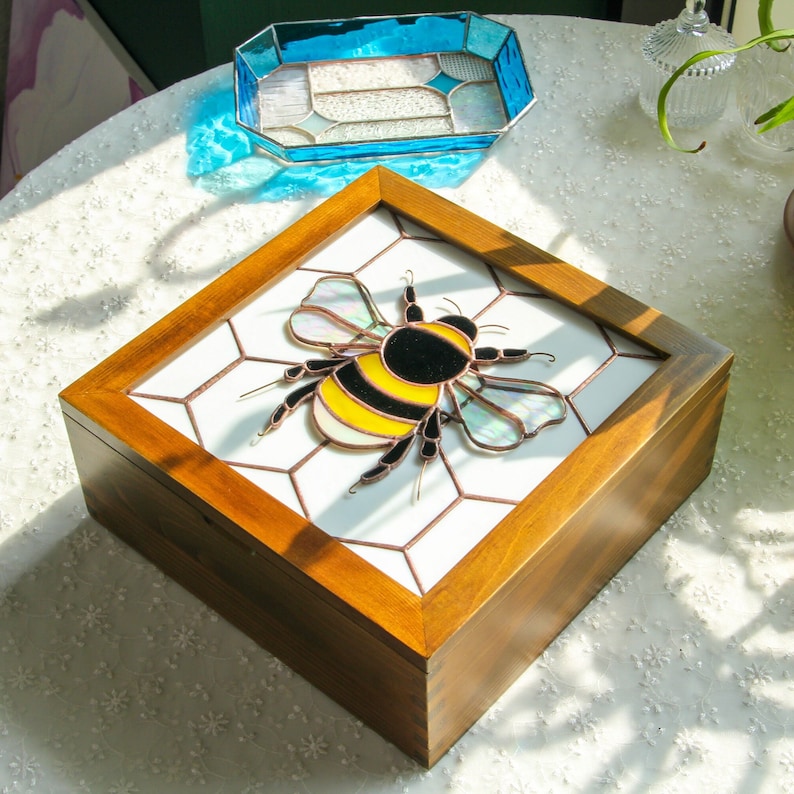 Bumble Bee houten opbergdoos met gebrandschilderd glas Aanpassen en personaliseren afbeelding 1
