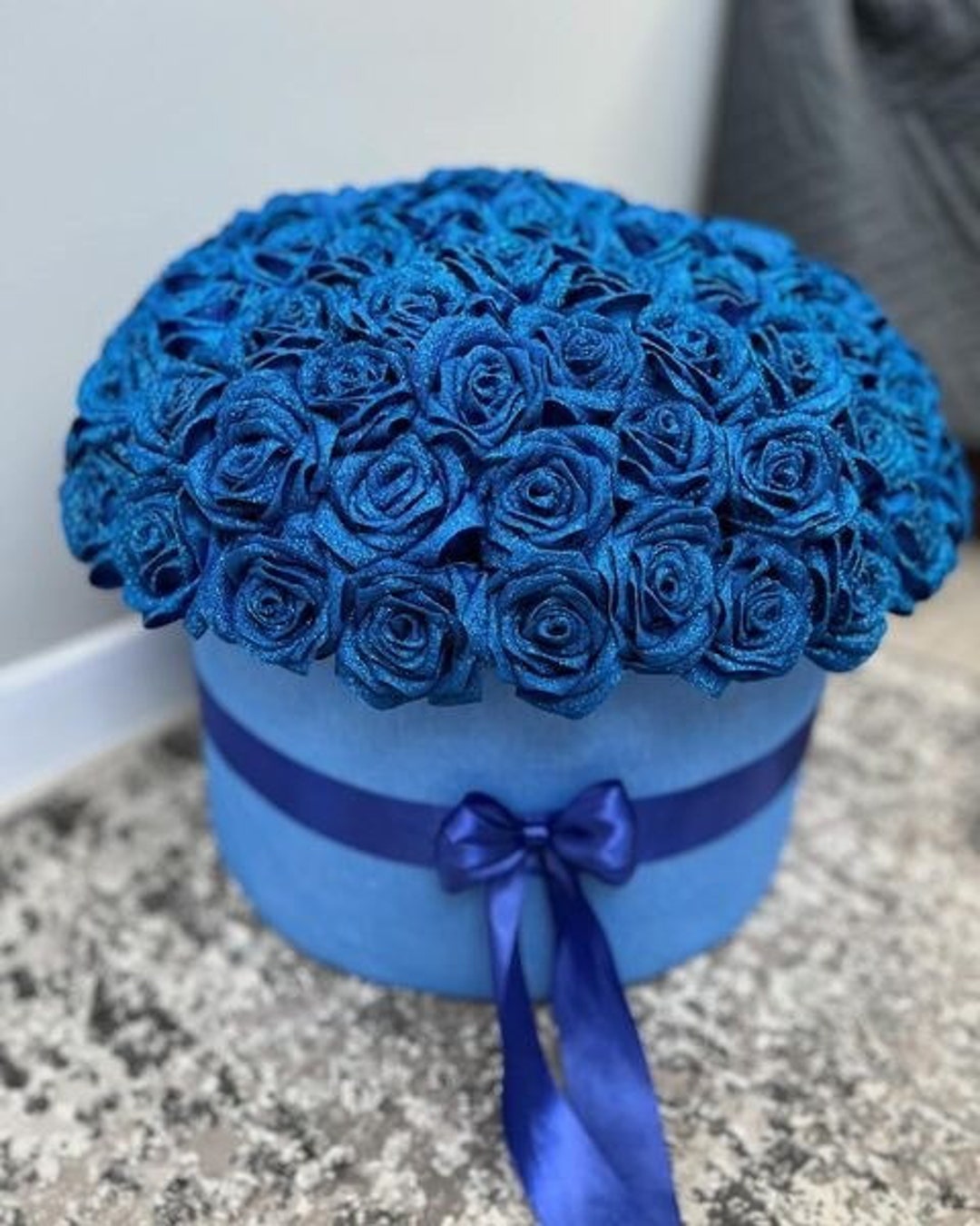 Blauwe kunstrozen met glitter in doos, satijnen bloemen huwelijkscadeau, op  maat gemaakt boeket eeuwige rozen, satijnen lint handgemaakte kunstbloemen  - Etsy België, image size:1080x1350