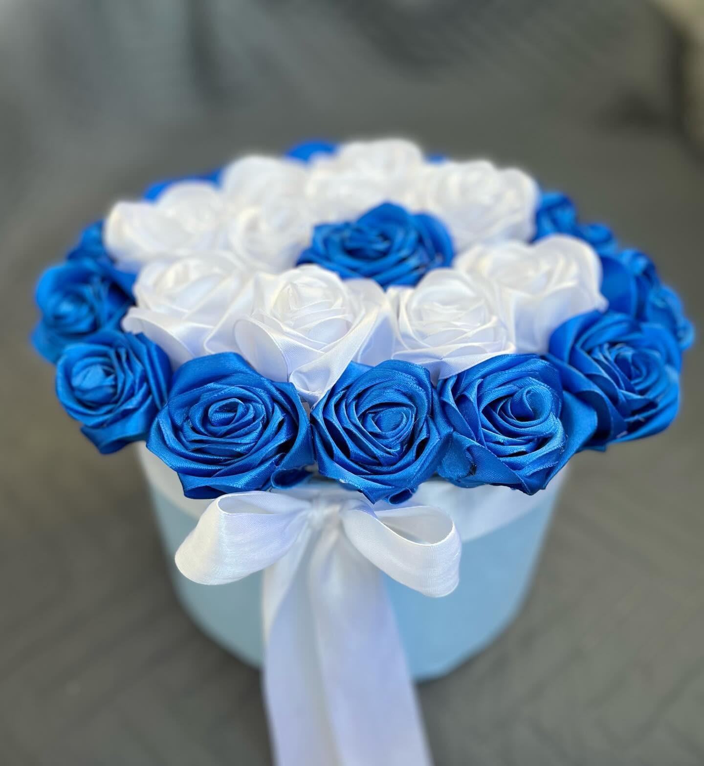 青と白のウェディングローズ、記念日のサテンブーケ、誕生日の愛