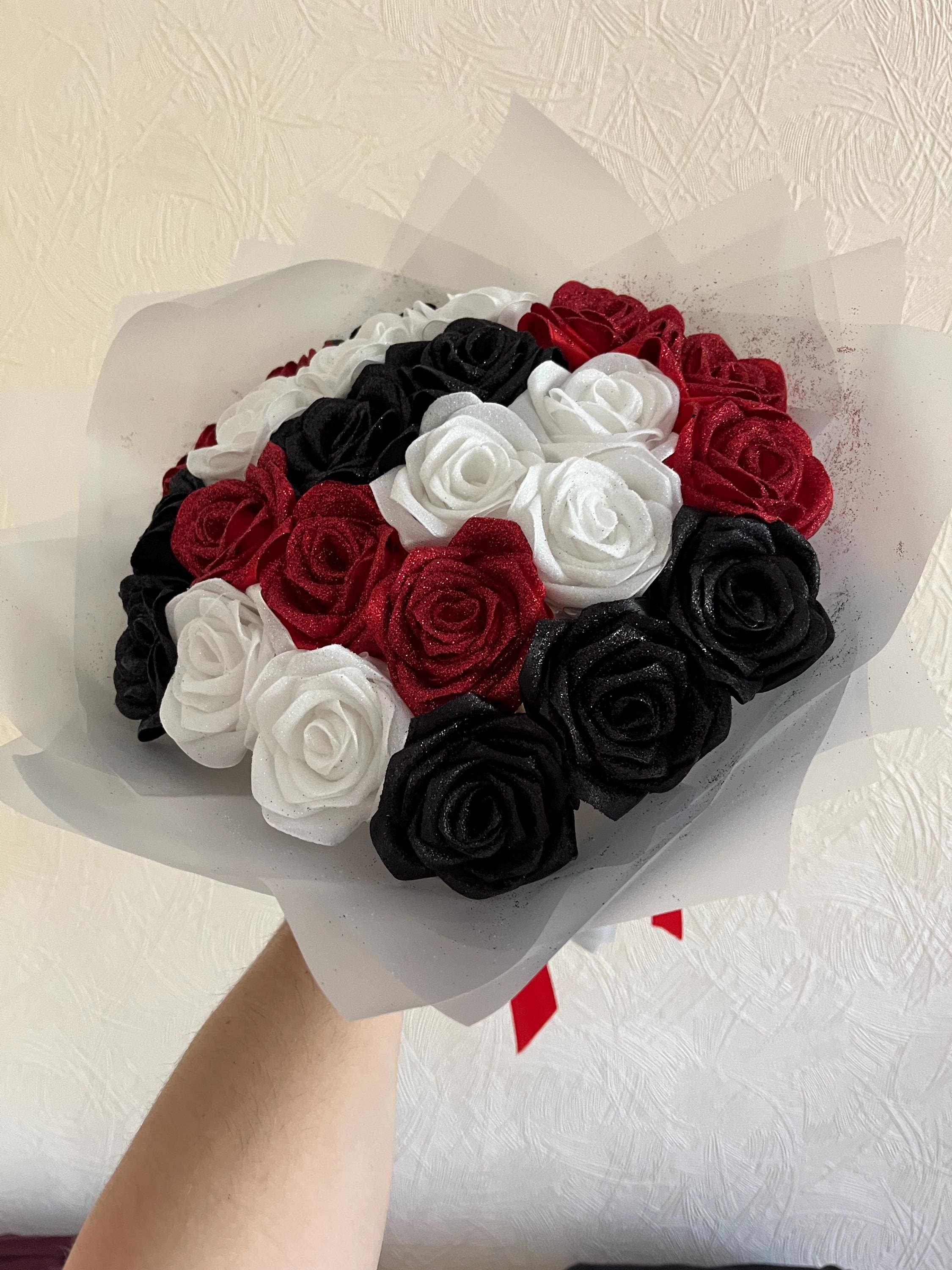 黒と赤と白の永遠のバラの花束、ホリデーギフトの花束、誕生日の花束
