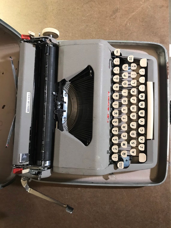 Vintage Royal Quiet De Luxe Portable Typewriter - Etsy