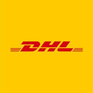 Puede incluir: El logotipo de DHL es una marca denominativa estilizada en rojo sobre un fondo amarillo. Dos finas líneas rojas se encuentran por encima y por debajo de la marca denominativa.